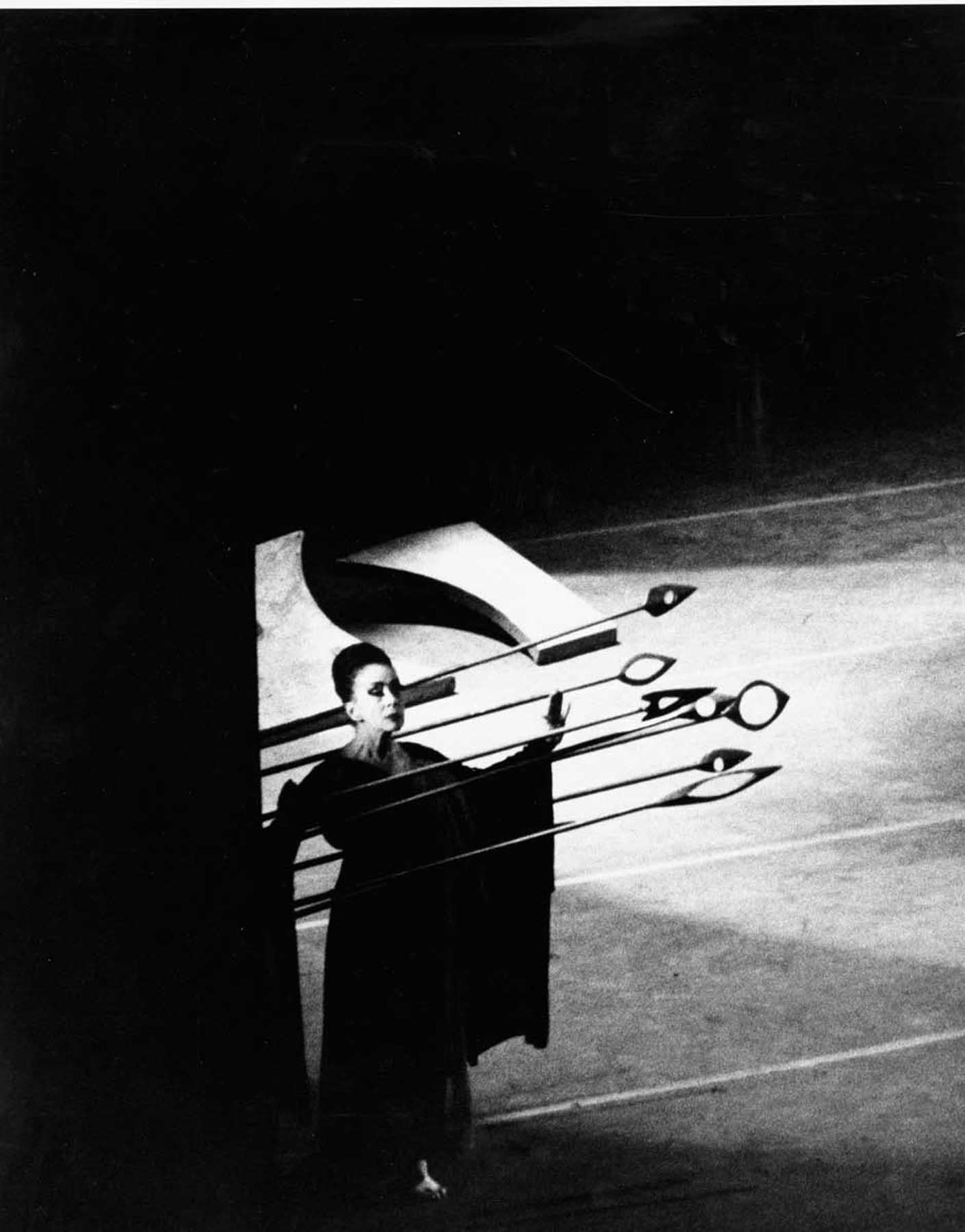 11 x 14" alte Silbergelatinefotografie von Martha Graham bei der Aufführung von "Clytemnestra", 1966. Signiert von Jack Mitchell auf der Rückseite des Drucks. Kommt direkt aus dem Jack Mitchell Archiv mit einem Echtheitszertifikat.

Jack Mitchells