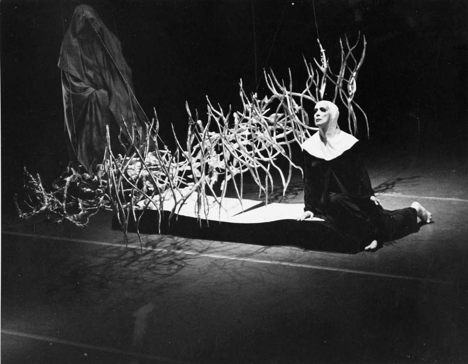 Fotografía vintage de gelatina de plata de 11 x 14 pulgadas de Martha Graham interpretando "Time of Snow", 1966. Firmado por Jack Mitchell en el reverso de la impresión. Procede directamente de los archivos de Jack Mitchell con certificado de