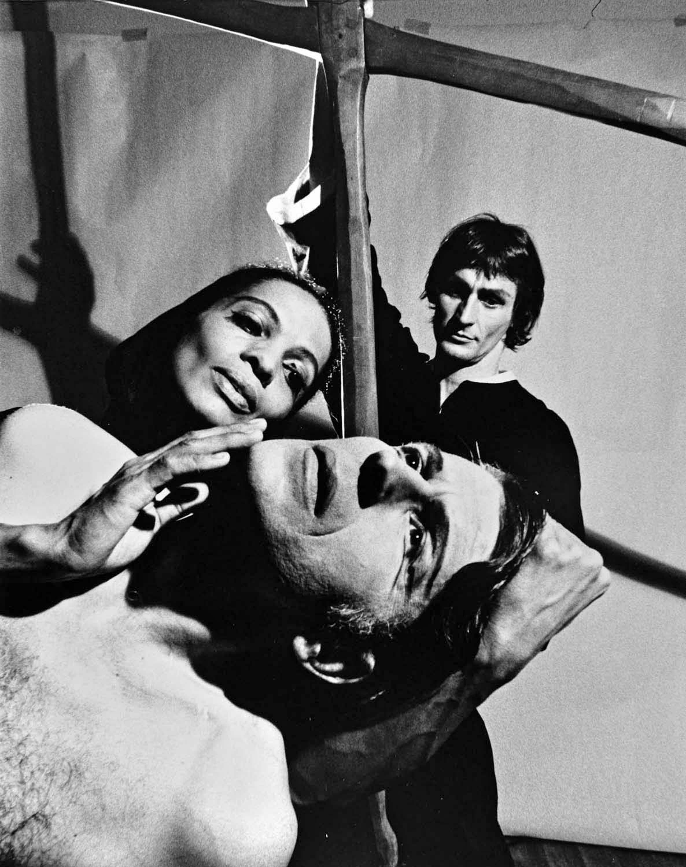 Fotografia vintage alla gelatina d'argento di 11 x 14" di Mary Hinkson, Bertram Ross, Richard Kuch in "El Penitente" di Martha Graham, 1970. Firmato da Jack Mitchell sul verso della stampa. Proviene direttamente dagli archivi Jack Mitchell con un