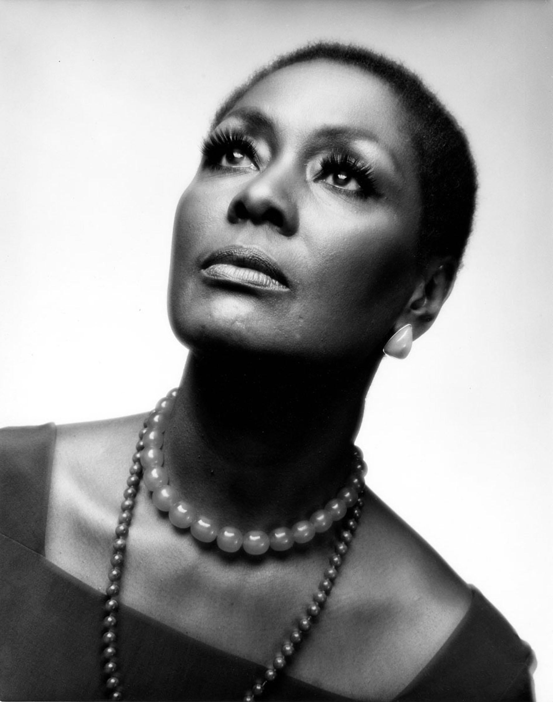 Fotografía vintage en gelatina de plata de 11 x 14 pulgadas de la soprano de la Ópera Metropolitana Shirley Verrett. Retrato de estudio firmado por Jack Mitchell en el reverso de la impresión. Procede directamente de los archivos de Jack Mitchell