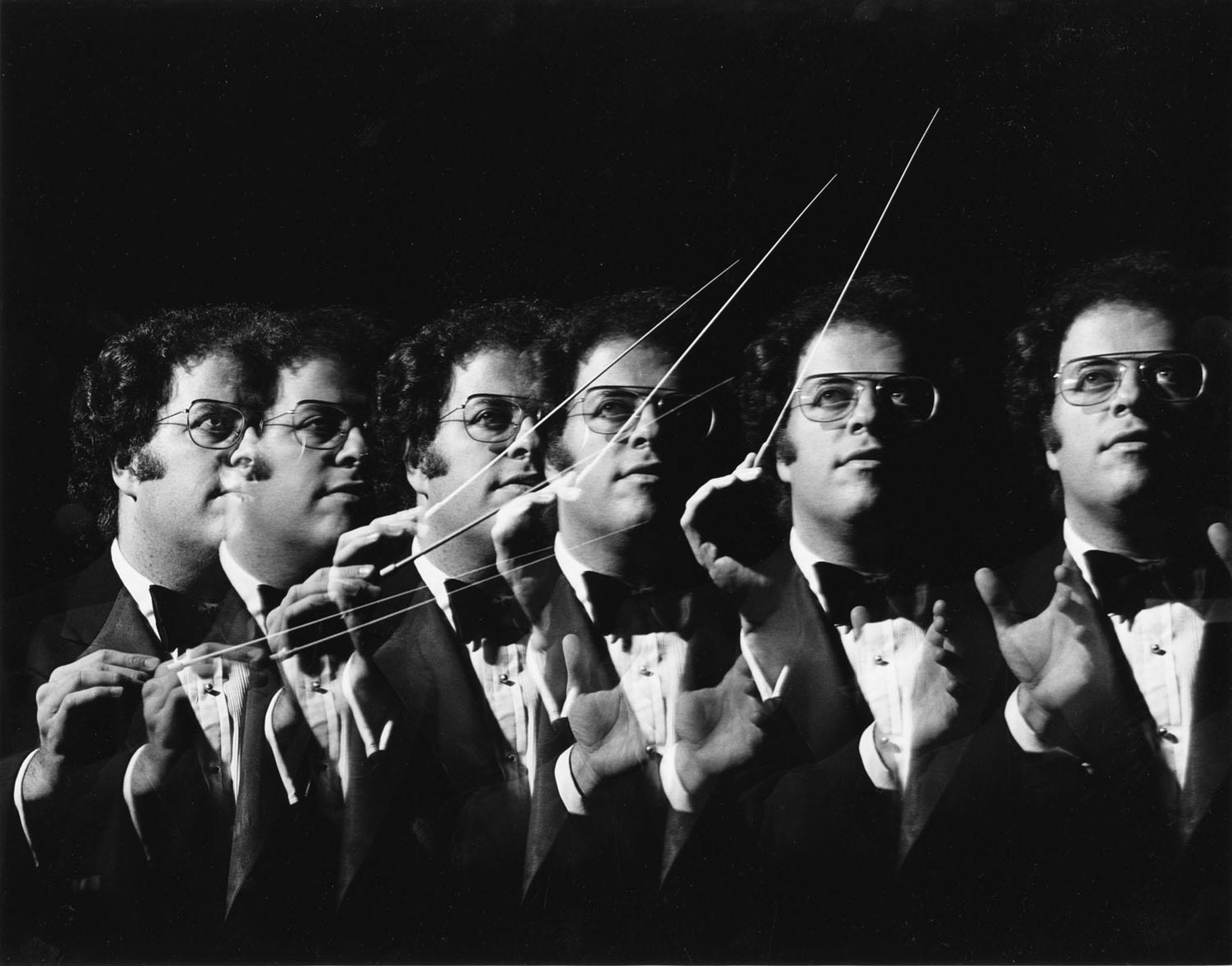 Fotografía vintage de gelatina de plata de 11 x 14 pulgadas del director de orquesta de la Ópera Metropolitana James Levine, 1982. Firmado por Jack Mitchell en el reverso de la impresión. Es una exposición múltiple tomada en un solo trozo de
