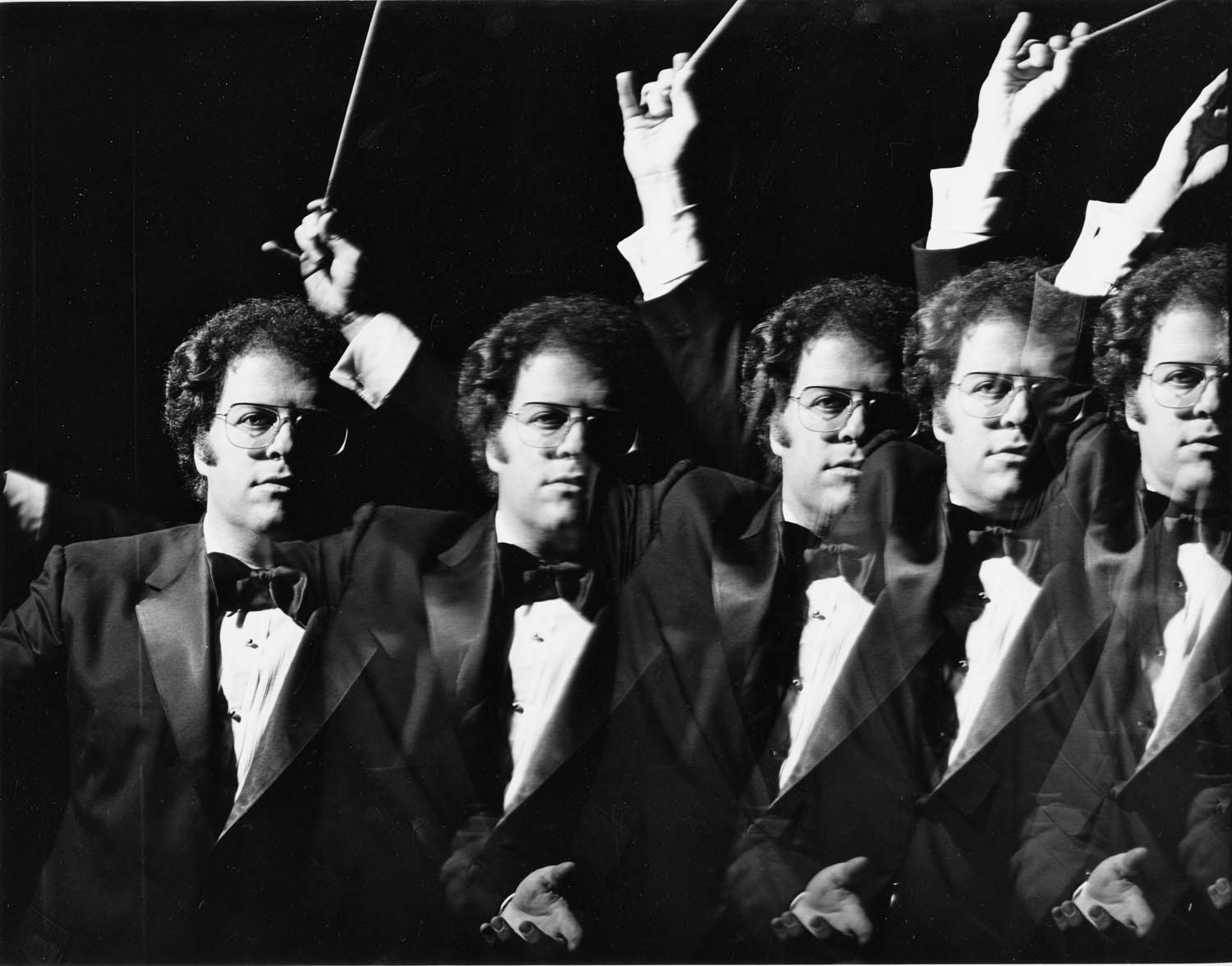 silbergelatine-Foto des Dirigenten der Metropolitan Opera, James Levine, 1982, 11 x 14 Zoll. Signiert von Jack Mitchell auf der Rückseite des Drucks. Es handelt sich um eine Mehrfachbelichtung auf einem einzigen Stück 120er Film. Dieser Abzug ist