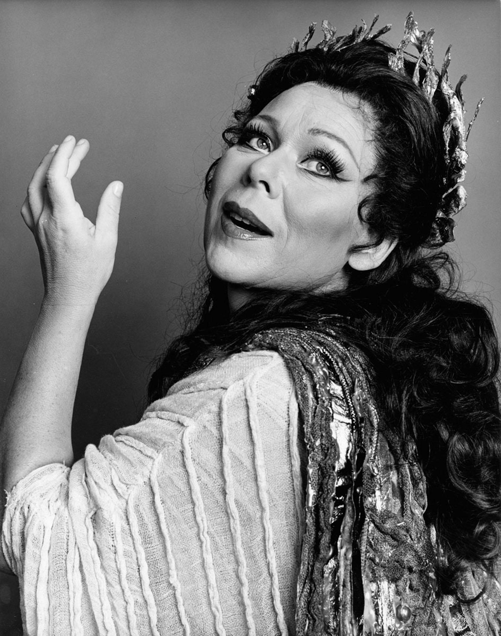 Black and White Photograph di Jack Mitchell - Il soprano della Metropolitan Opera Renata Scotto in "Norma".