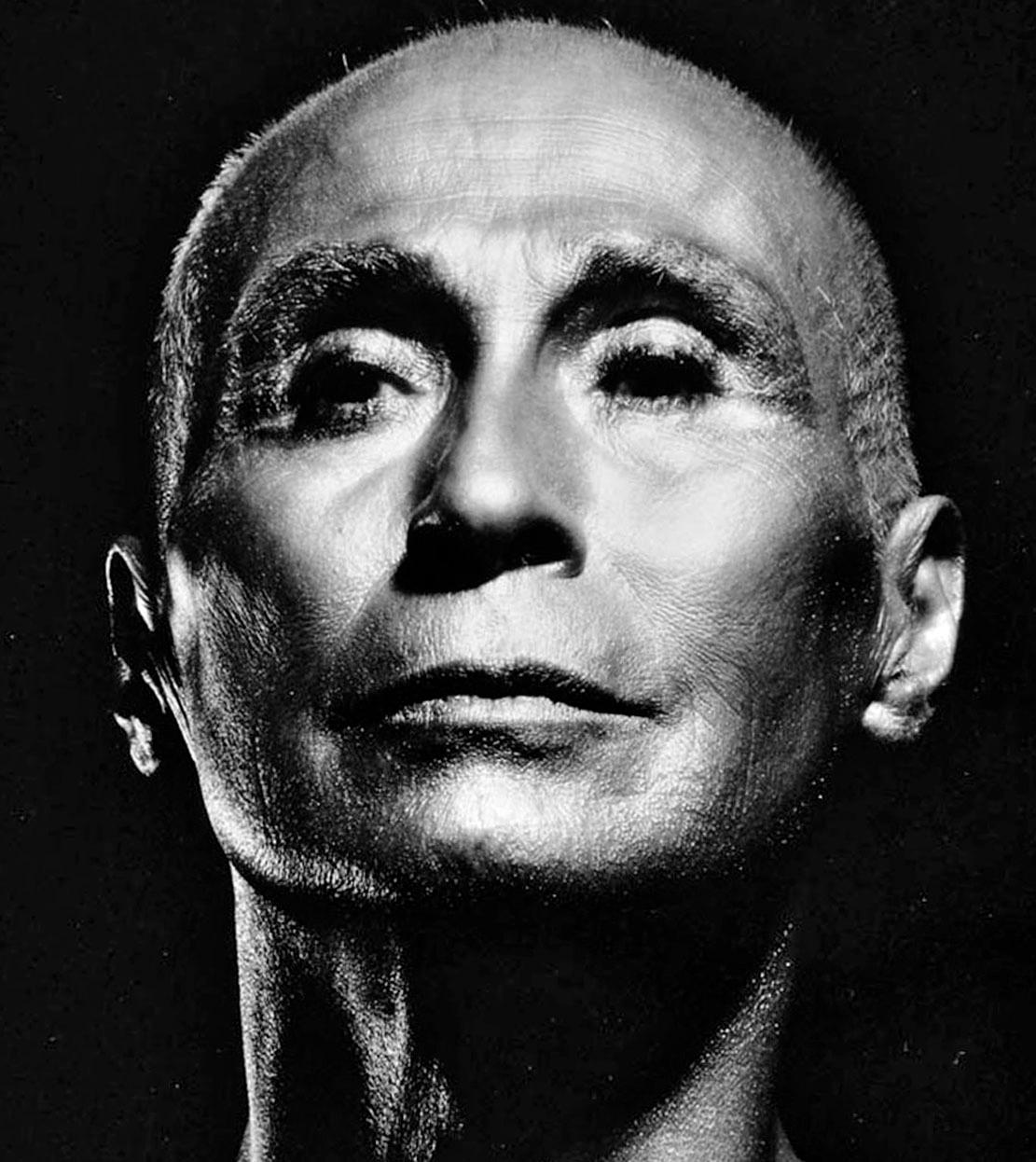 El bailarín moderno y coreógrafo José Limón con maquillaje facial plateado para 'Legend'. - Photograph de Jack Mitchell