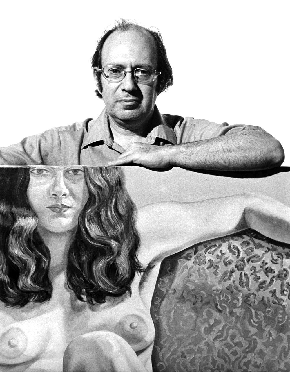 Fotografía vintage de gelatina de plata de 11 x 14 pulgadas del pintor del Realismo Modernista Philip Pearlstein en su estudio de Manhattan con obra reciente, 1971. Firmado por Jack Mitchell en el reverso de la impresión. Procede directamente de los