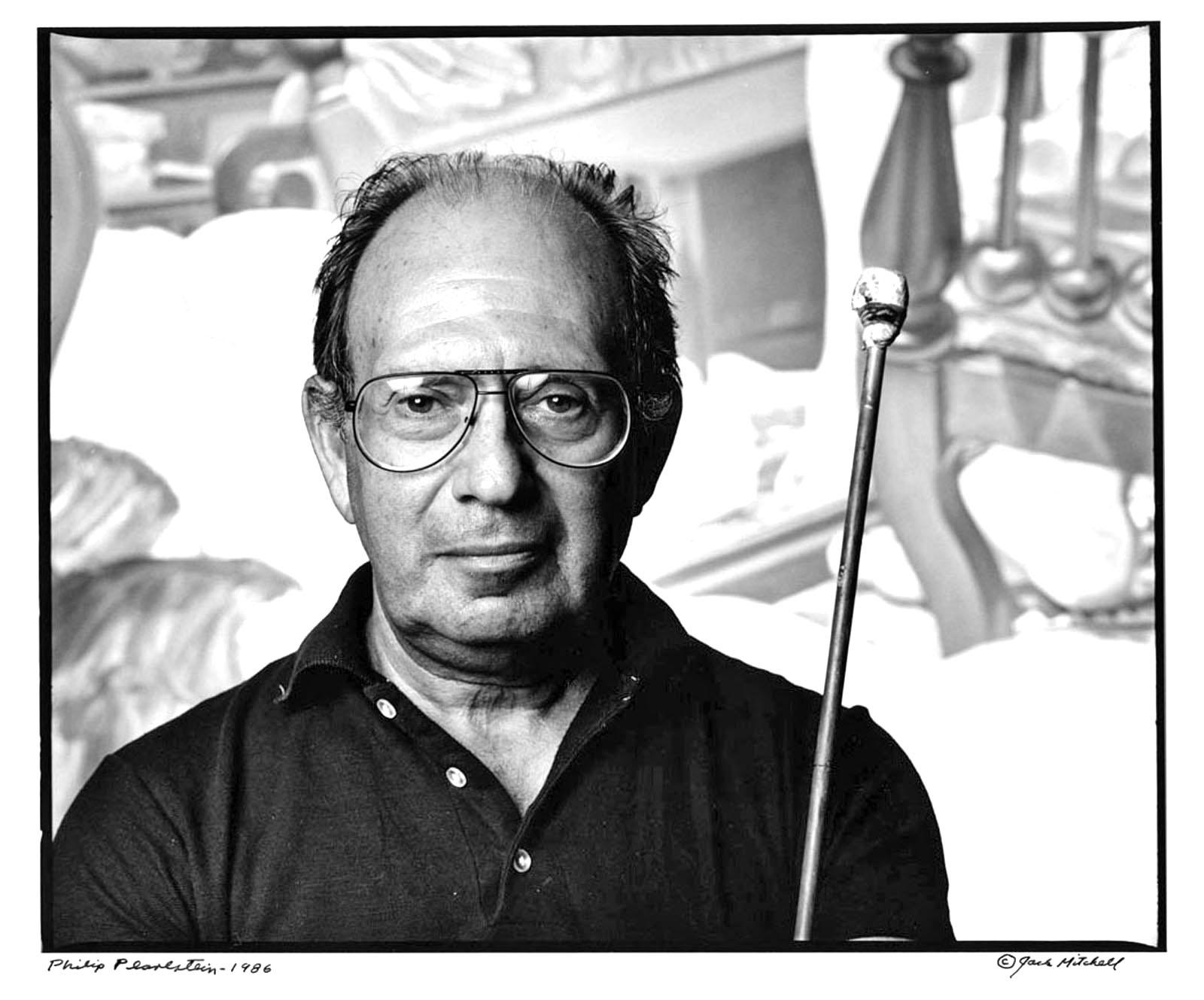 11 x 14" alte Silbergelatinefotografie des modernistischen Realismusmalers Philip Pearlstein in seinem Atelier in Manhattan mit aktuellen Arbeiten, 1986. Signiert von Jack Mitchell auf der Vorderseite des Drucks. Kommt direkt aus dem Jack Mitchell