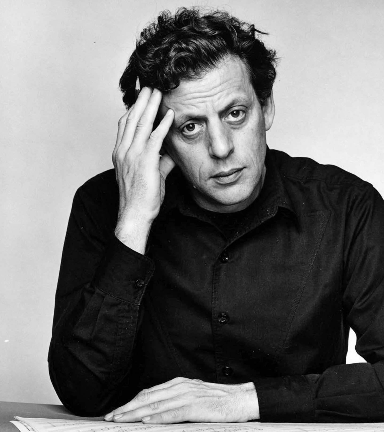 Il musicista/compositore Philip Glass, ritratto iconico in studio, firmato da Jack Mitchell in vendita 1