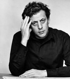 Il musicista/compositore Philip Glass, ritratto iconico in studio, firmato da Jack Mitchell