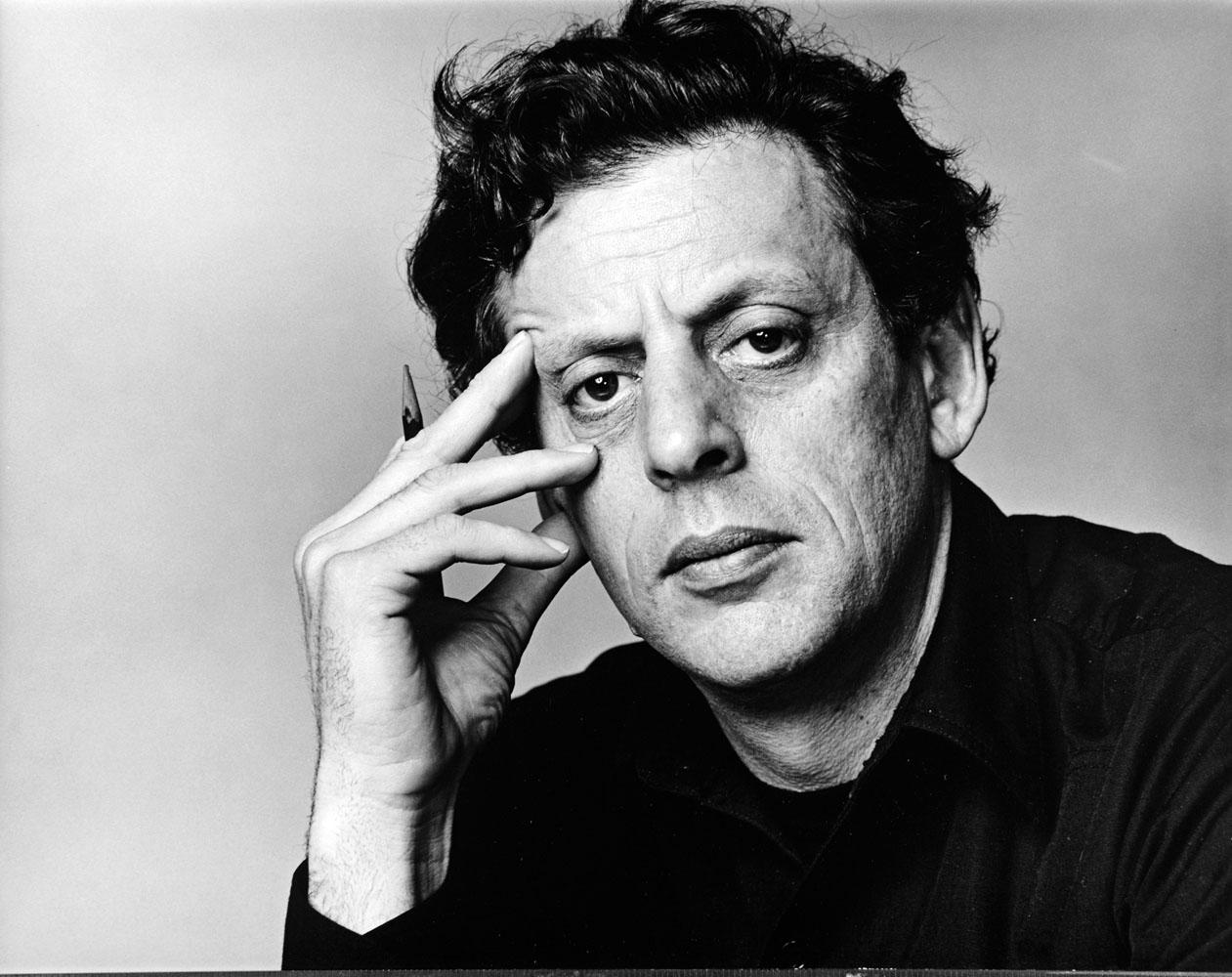 Black and White Photograph de Jack Mitchell - Músico y compositor Philip Glass, retrato de estudio