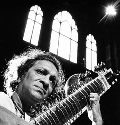 El músico y compositor Ravi Shankar actuando en St. John, firmado por Jack Mitchell