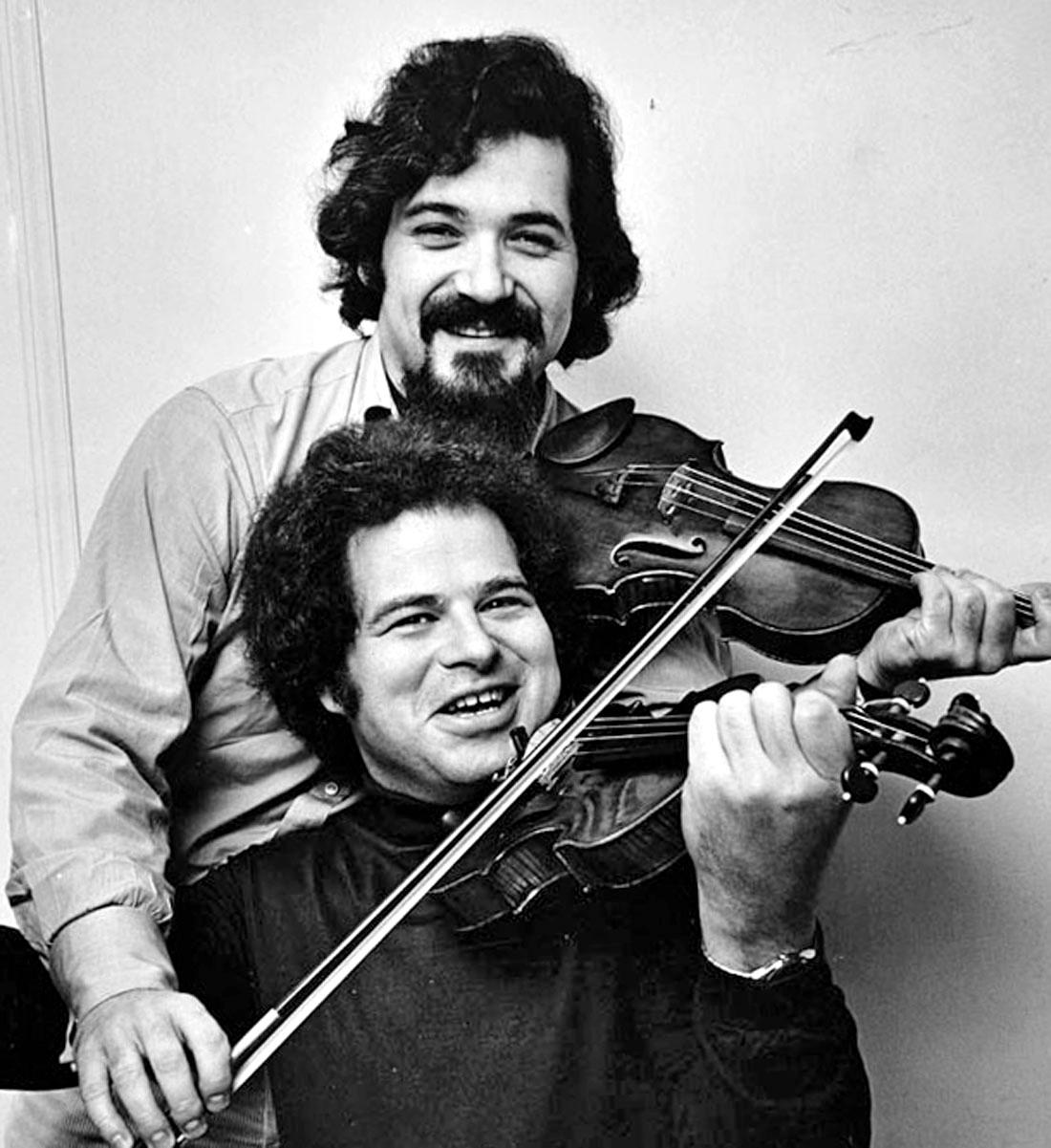 Musiciens et amis Itzak Perlman et Pinchas Zukerman - Photograph de Jack Mitchell