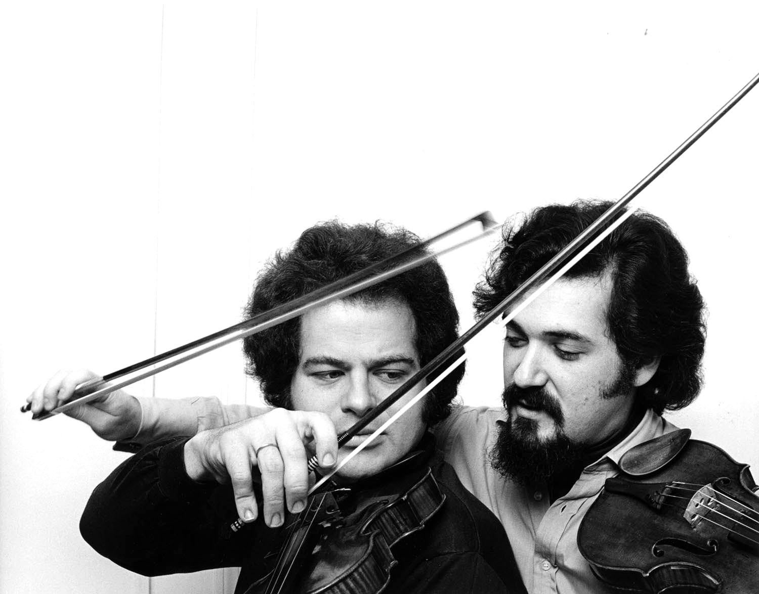 Jack Mitchell Portrait Photograph – Musiker und Freunde Itzak Perlman und Pinchas Zukerman