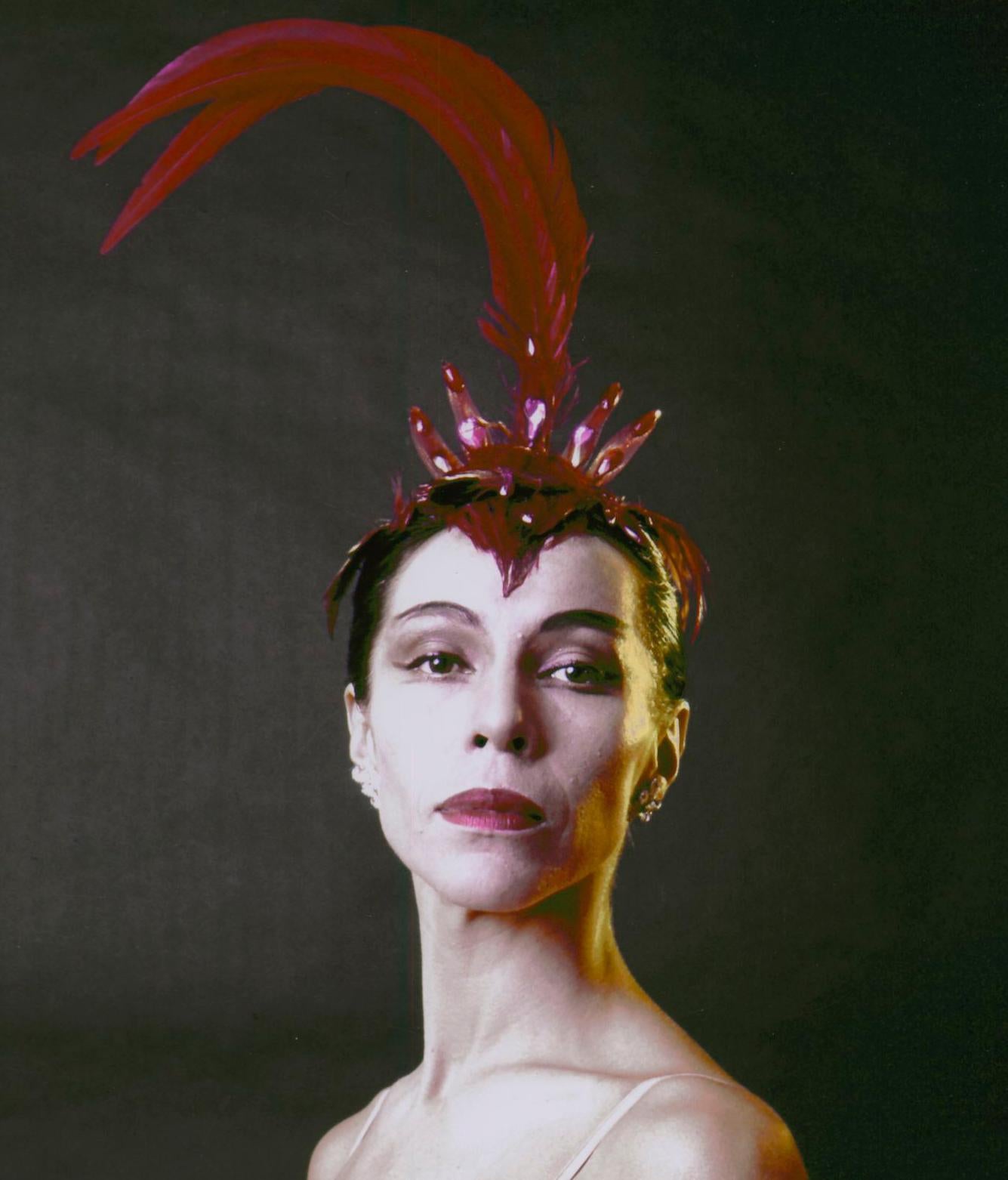 Native American Ballerina Maria Tallchief in „ „Der Feuervogel“ – Photograph von Jack Mitchell