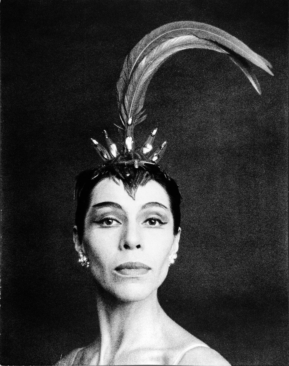 Jack Mitchell Black and White Photograph – Indigene Kunst (Nord-/Südamerika) Prima Ballerina Maria mit großem Taschentuch in „Firebird“ im New Yorker Ballett