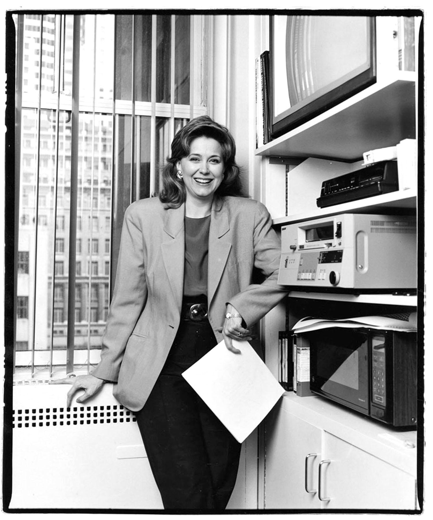 11 x 14" alte Silbergelatinefotografie der NBC-Fernsehmoderatorin und Moderatorin der Today Show Jane Pauley, 1980. Verso signiert von Jack Mitchell.  Kommt direkt aus dem Jack Mitchell Archiv mit einem Echtheitszertifikat.

 Jack Mitchells