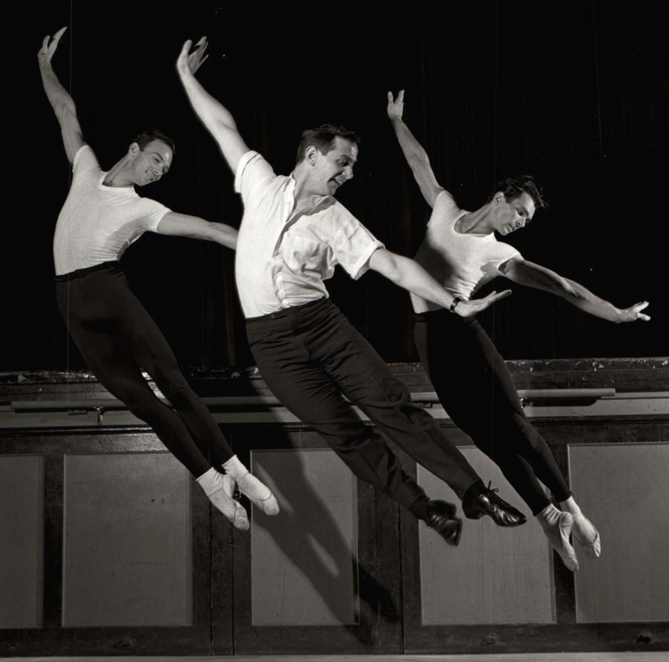 Nels Jorgensen, Robert Joffrey y Paul Sutherland ensayando en ropa de calle - Photograph de Jack Mitchell