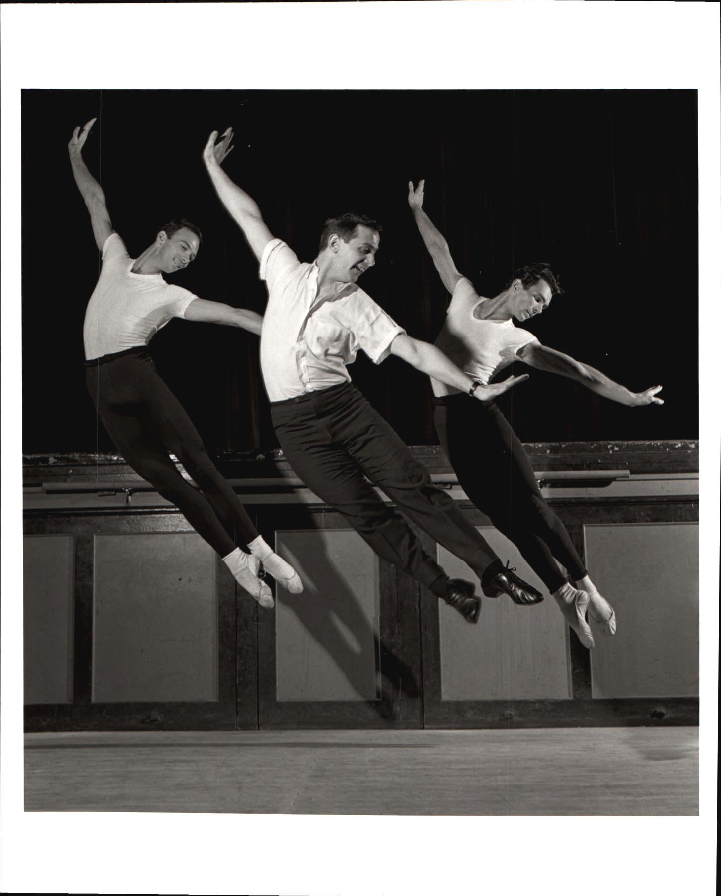 Nels Jorgensen, Robert Joffrey et Paul Sutherland dansant dans des vêtements de rue