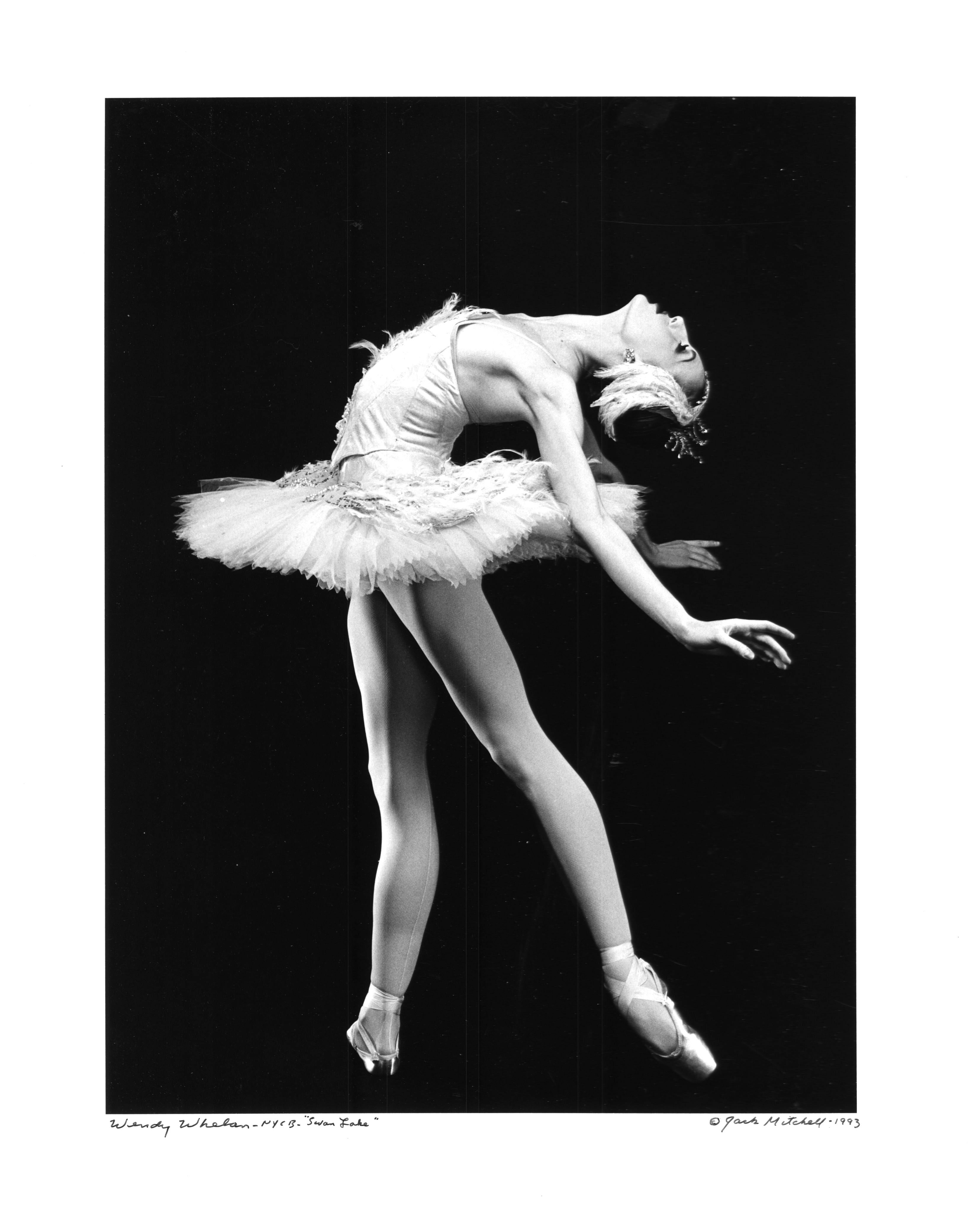 Die Tänzerin des New York City Ballet Wendy Whelan in "Schwanensee", 1993.  Alte Silbergelatine-Ausstellungsfotografie von Jack Mitchell. Signiert von Jack Mitchell auf der Vorder- und Rückseite.

Der amerikanische Fotograf Jack Mitchell (1925-2013)
