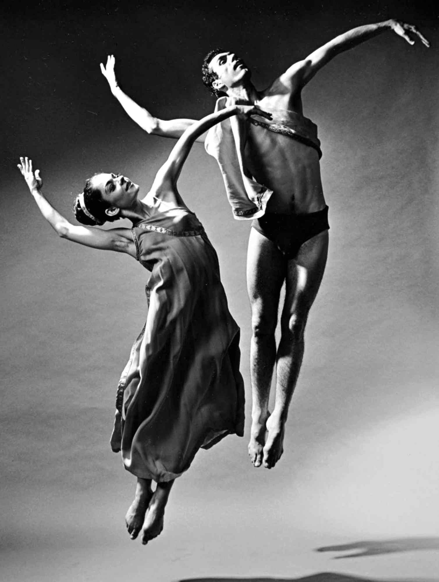 Silbergelatinefotografie im Format 11 x 14" von den Tänzern Norman Walker und Cora Cahan bei der Aufführung von "Trionco di Afrodite", 1965. Signiert von Jack Mitchell auf der Rückseite des Drucks. Kommt direkt aus den Jack Mitchell Archives mit