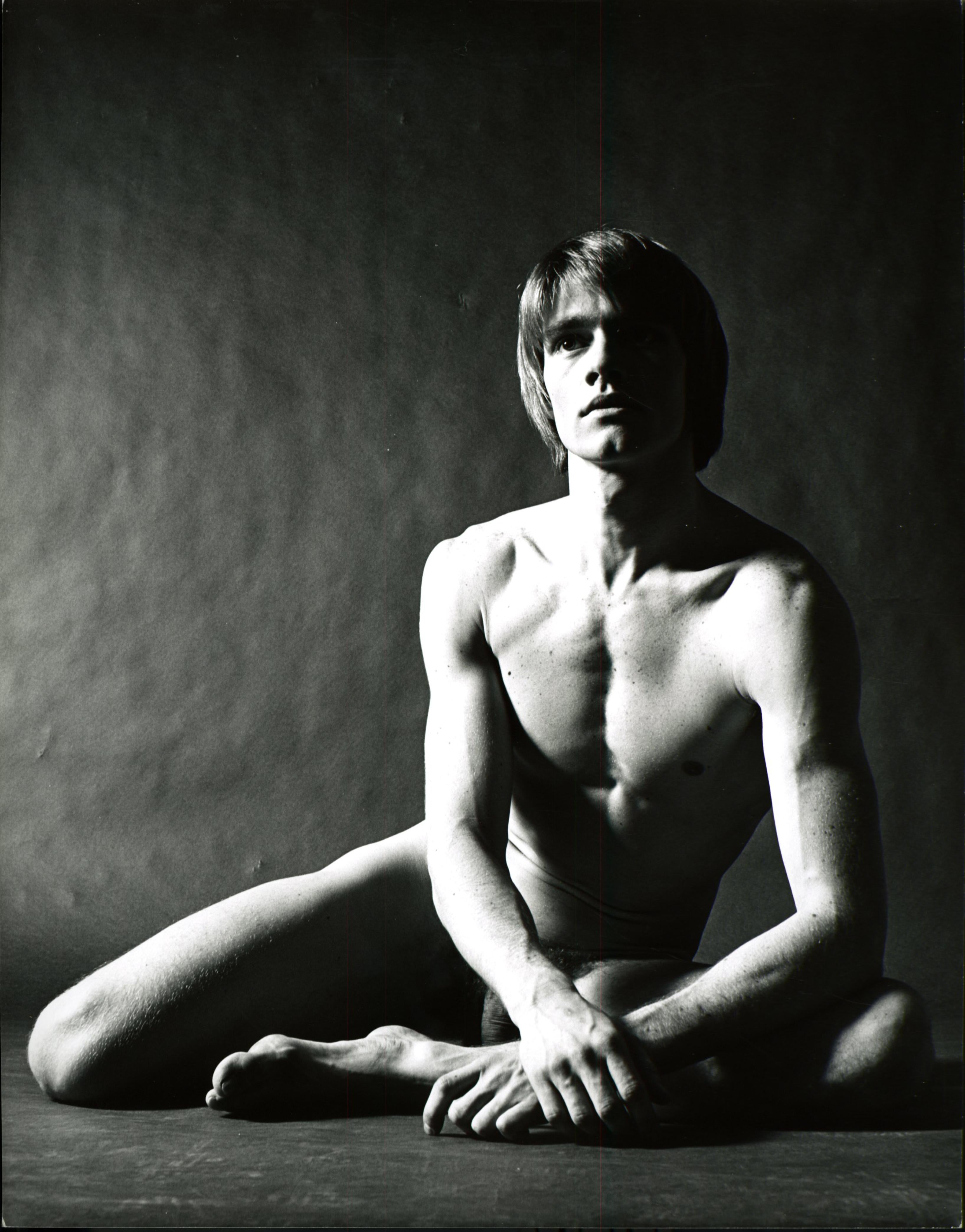 Jack Mitchell Black and White Photograph – Nudefarbenes Porträtstudie der Harkness Ballett-Tänzerin Zane Wilson