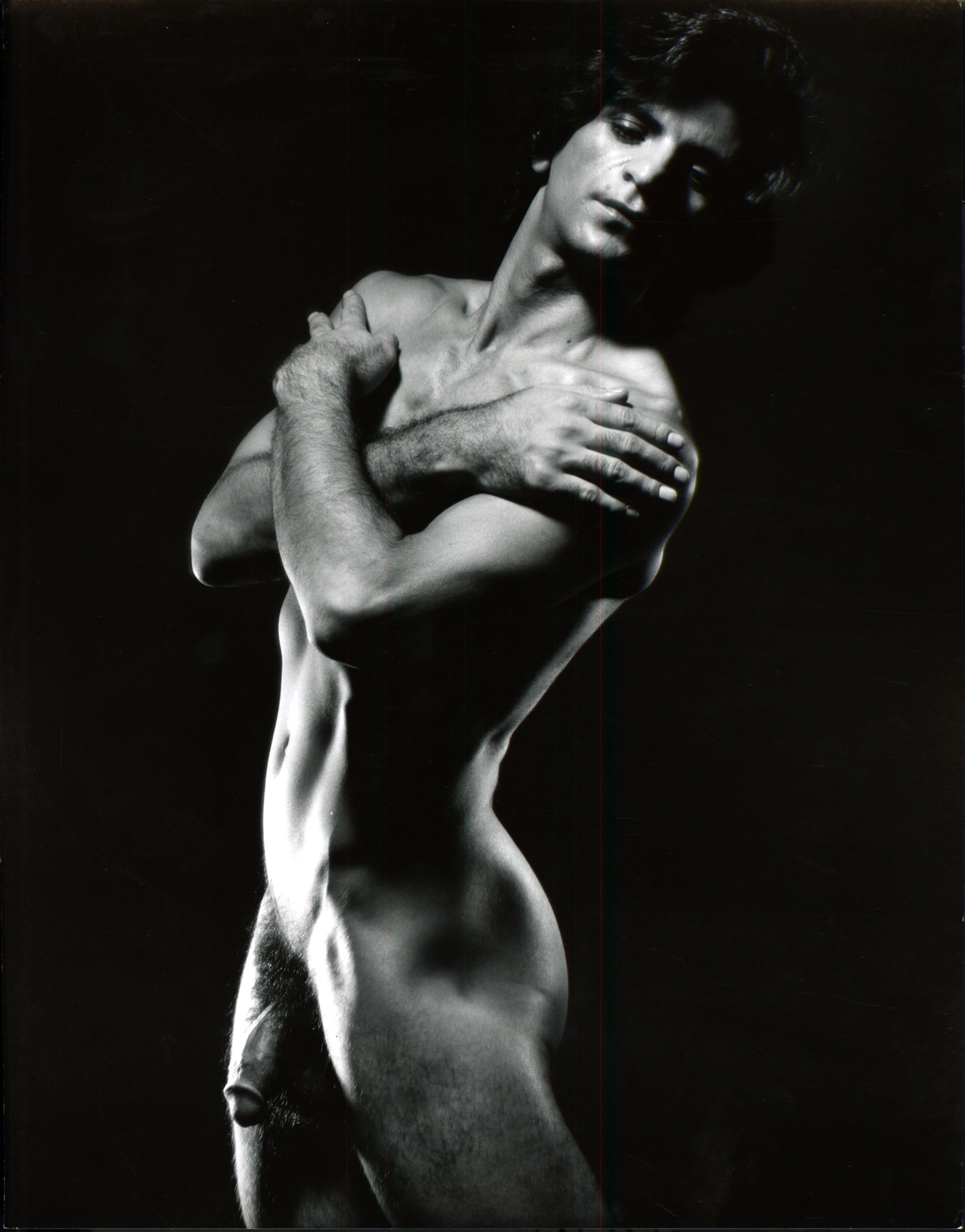 Jack Mitchell Black and White Photograph – Nudefarbene Porträtstudie eines nicht identifizierten männlichen Modells 