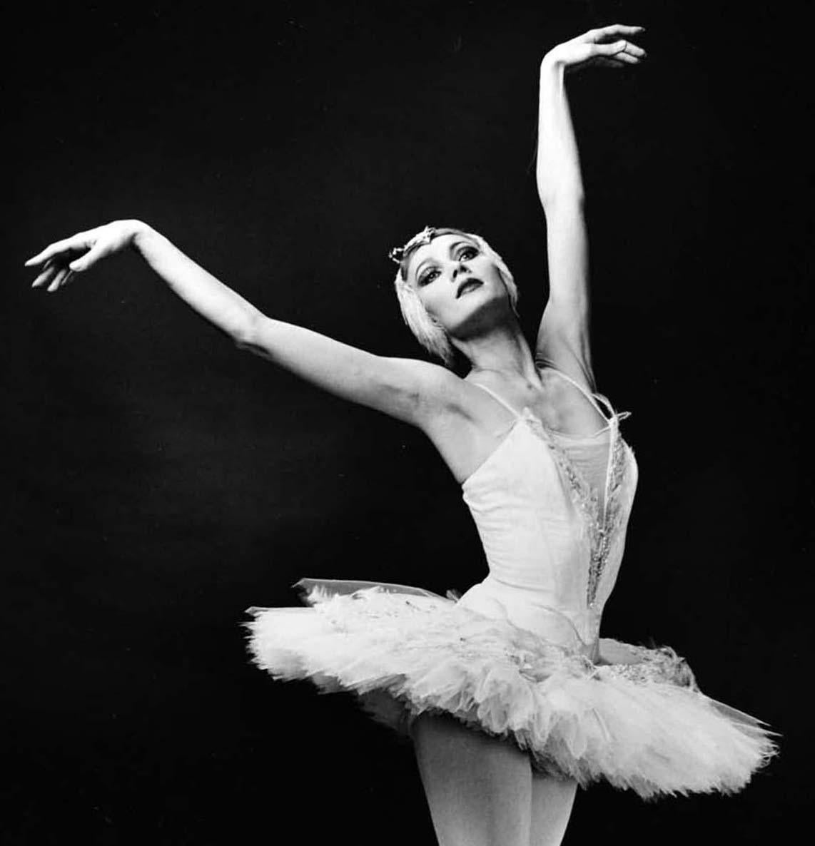 La danseuse new-yorkaise Valentina Koslova dansant « Swan Lake », signée par Jack Mitchell en vente 1