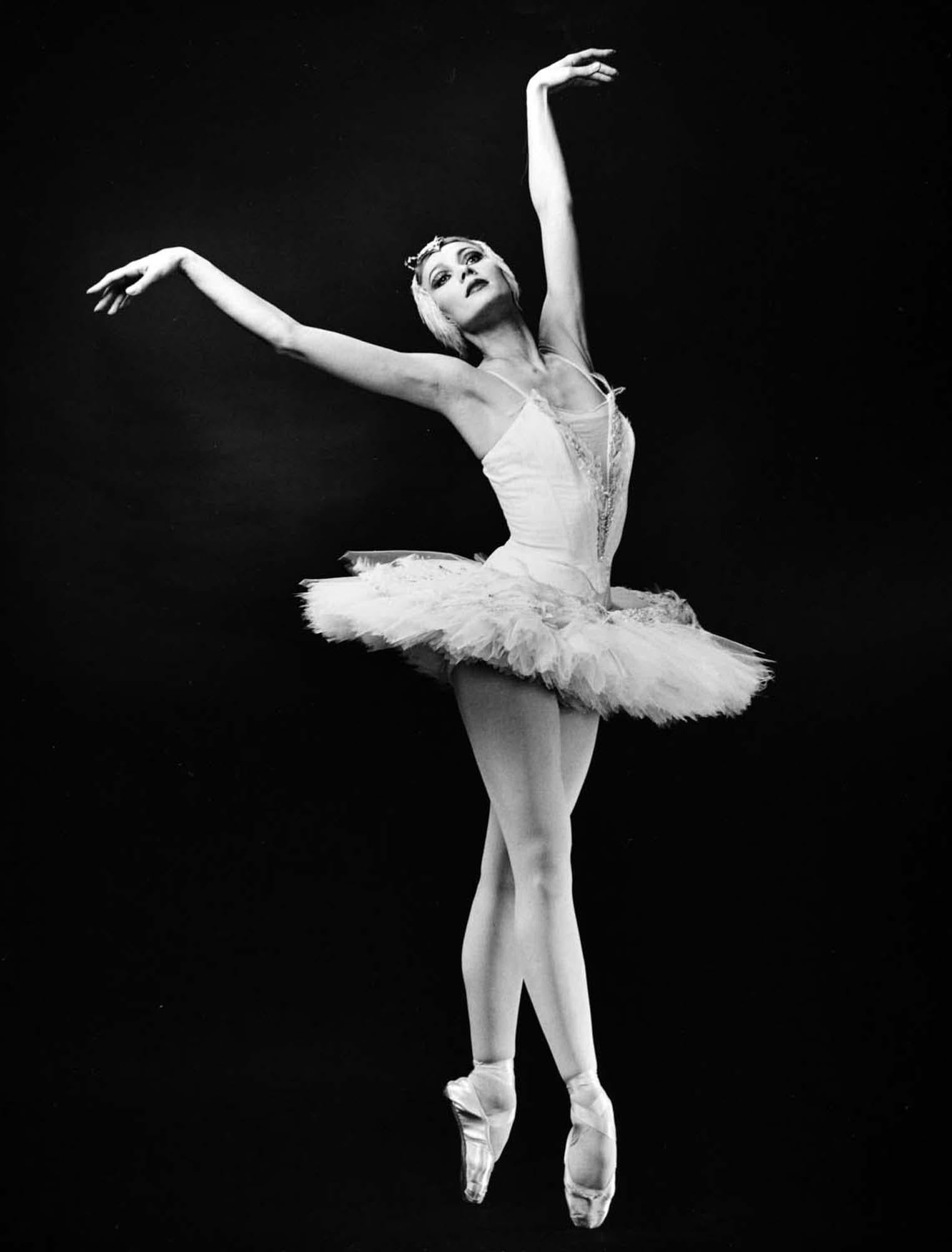 photographie ancienne à la gélatine argentique de 11 x 14" de la danseuse du NYCB Valentina Koslova dans "Swan Lake", 1986. Signé par Jack Mitchell au verso de l'épreuve. Vient directement des archives de Jack Mitchell avec un certificat