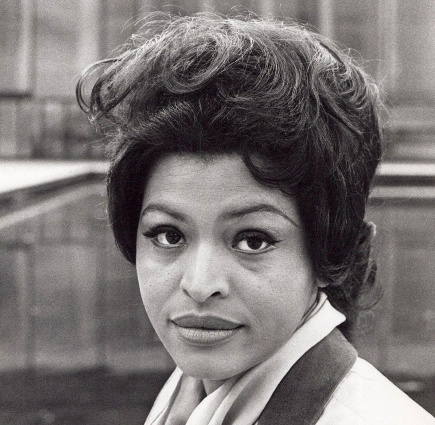 Obie-preisgekrönte Broadway-Stipendiatin Gloria Foster, fotografiert in New York City – Photograph von Jack Mitchell