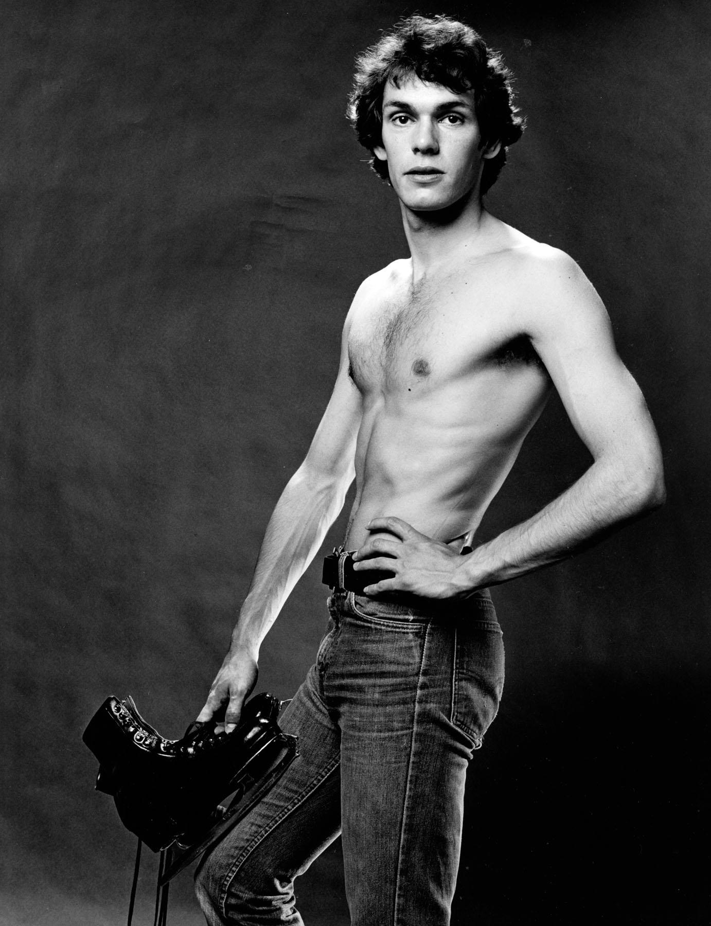Jack Mitchell Nude Photograph – Internationale Olympische Goldmedaille des britischen Skatermeisters John Curry, signiert von Mitchell