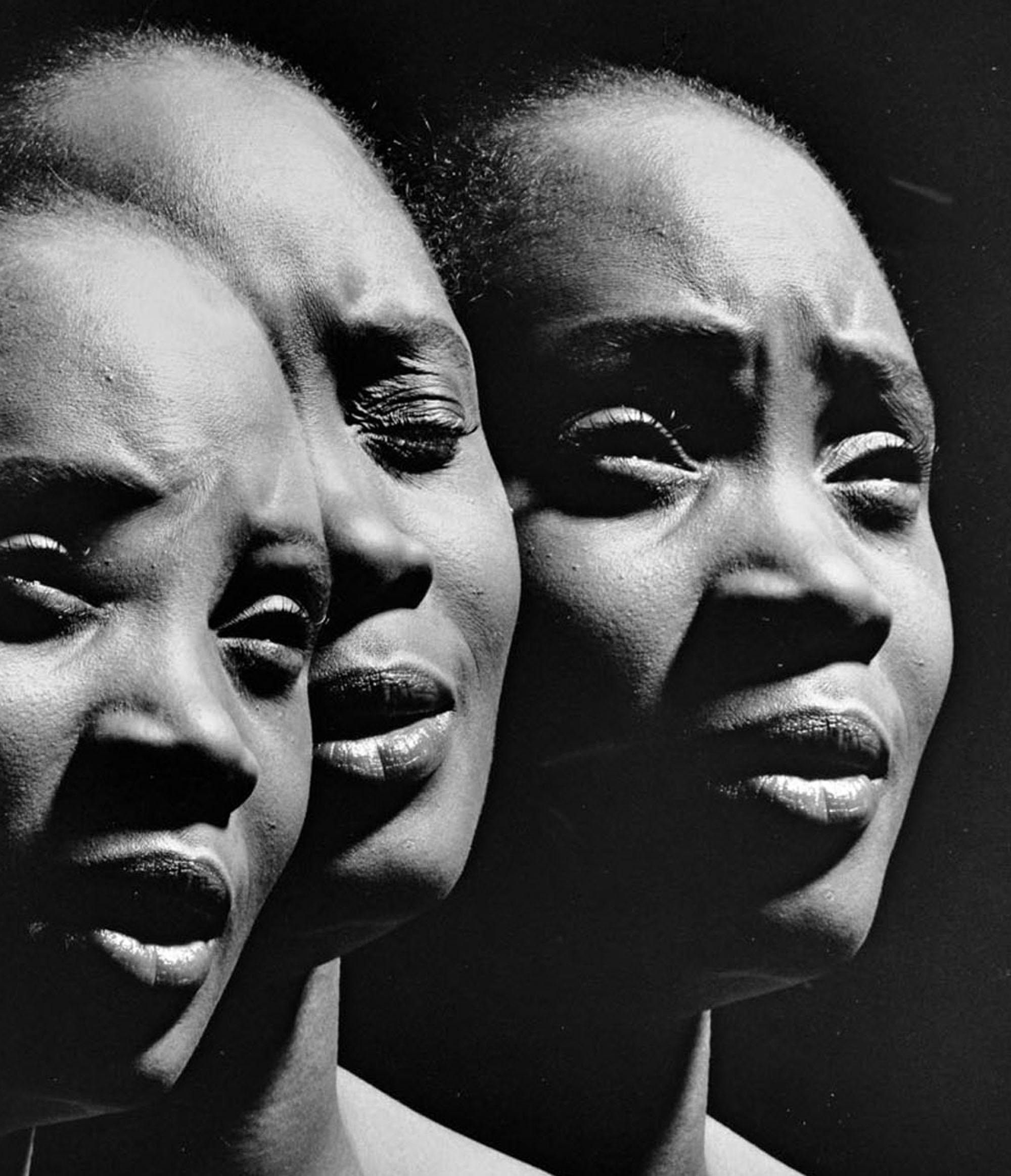 Actuación de la cantante de ópera Barbara Hendricks, Exposición múltiple - Photograph de Jack Mitchell