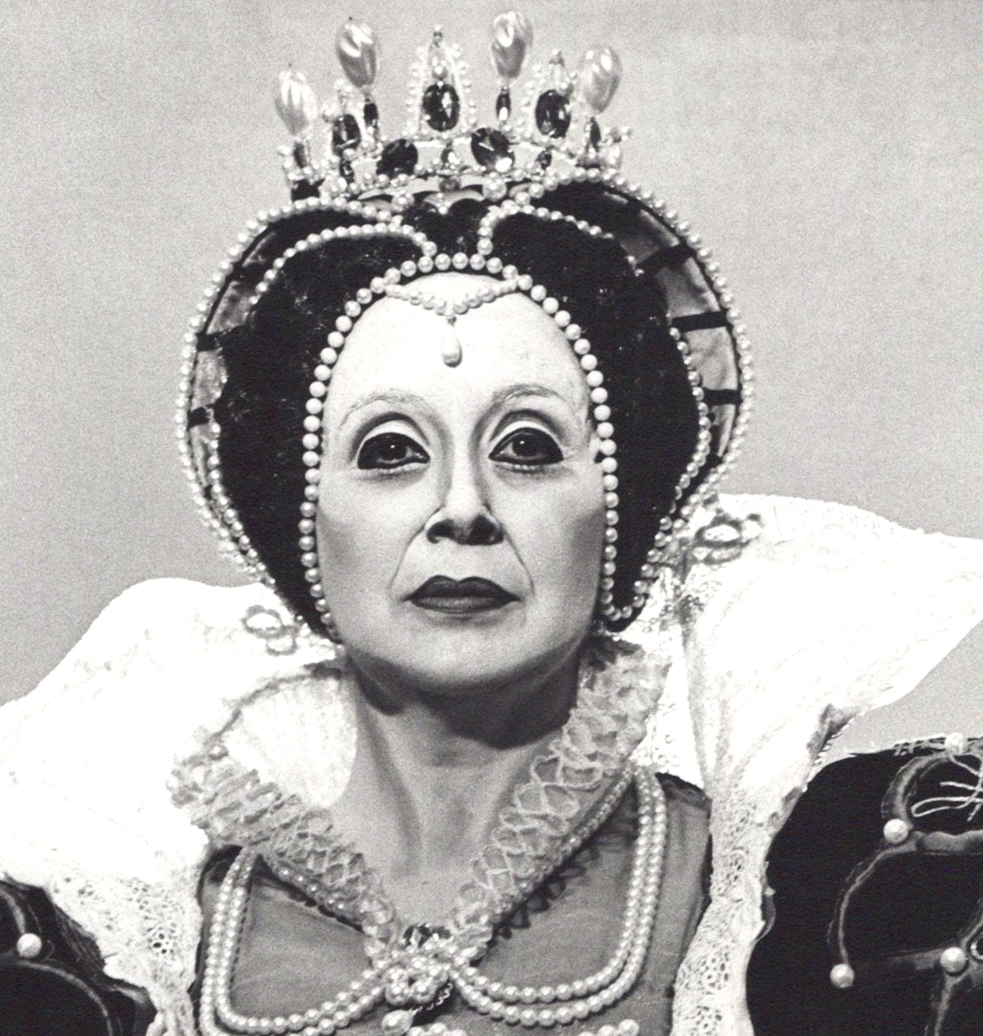Les poupées d'opéra soprano Beverly Sills en costume d'Elizabeth Ire dans « Roberto Devereux » - Photograph de Jack Mitchell