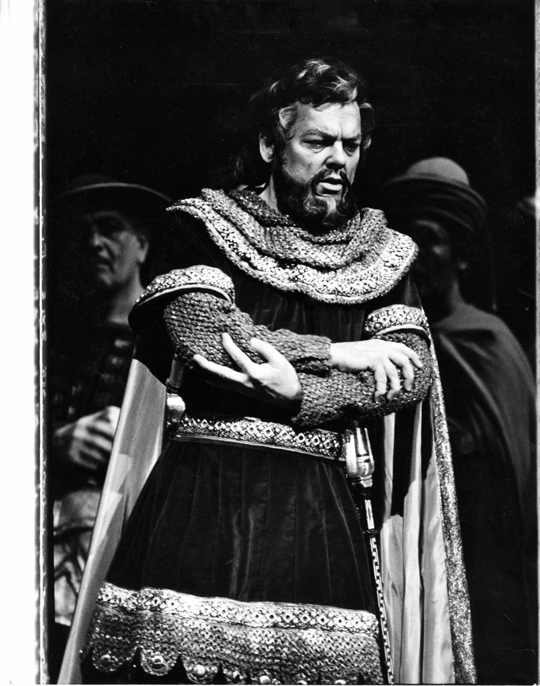 Black and White Photograph Jack Mitchell - « Seige of Corinth » (Seige of Corinth) du tenor opéra Harry Theyard au MET, signé par Mitchell