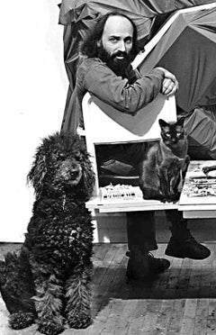 Il pittore Stephen Posen con i suoi animali domestici nel suo studio, firmato da Jack Mitchell