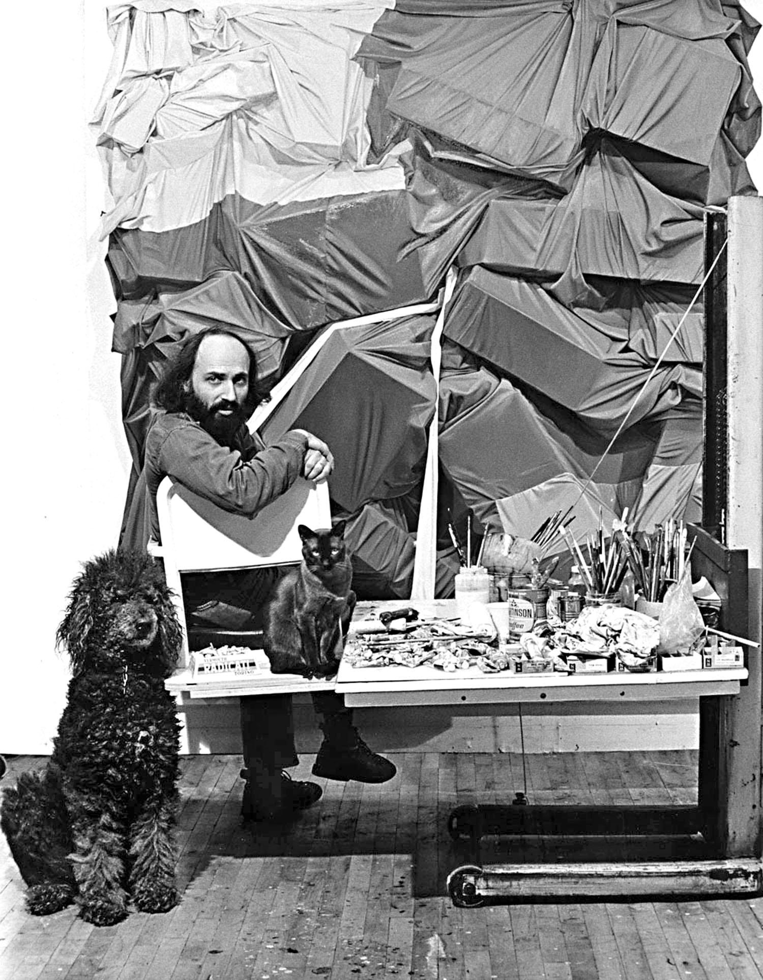 Fotografía vintage de gelatina de plata de 11 x 14 pulgadas del pintor estadounidense Stephen Posen (padre del diseñador Zac Posen), en su estudio con su perro y su gato, 1971. Firmado en el reverso por Jack Mitchell. Procede directamente de los