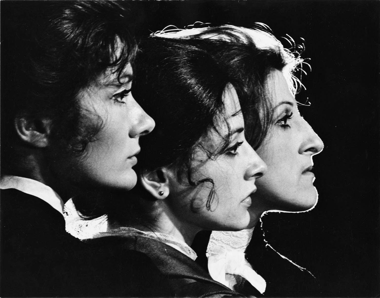 Jack Mitchell Black and White Photograph – Pat Patti LuPone, Mary-Joan Negro, Mary Lou Rosato in „Drei Schwestern“, signiert von Jack