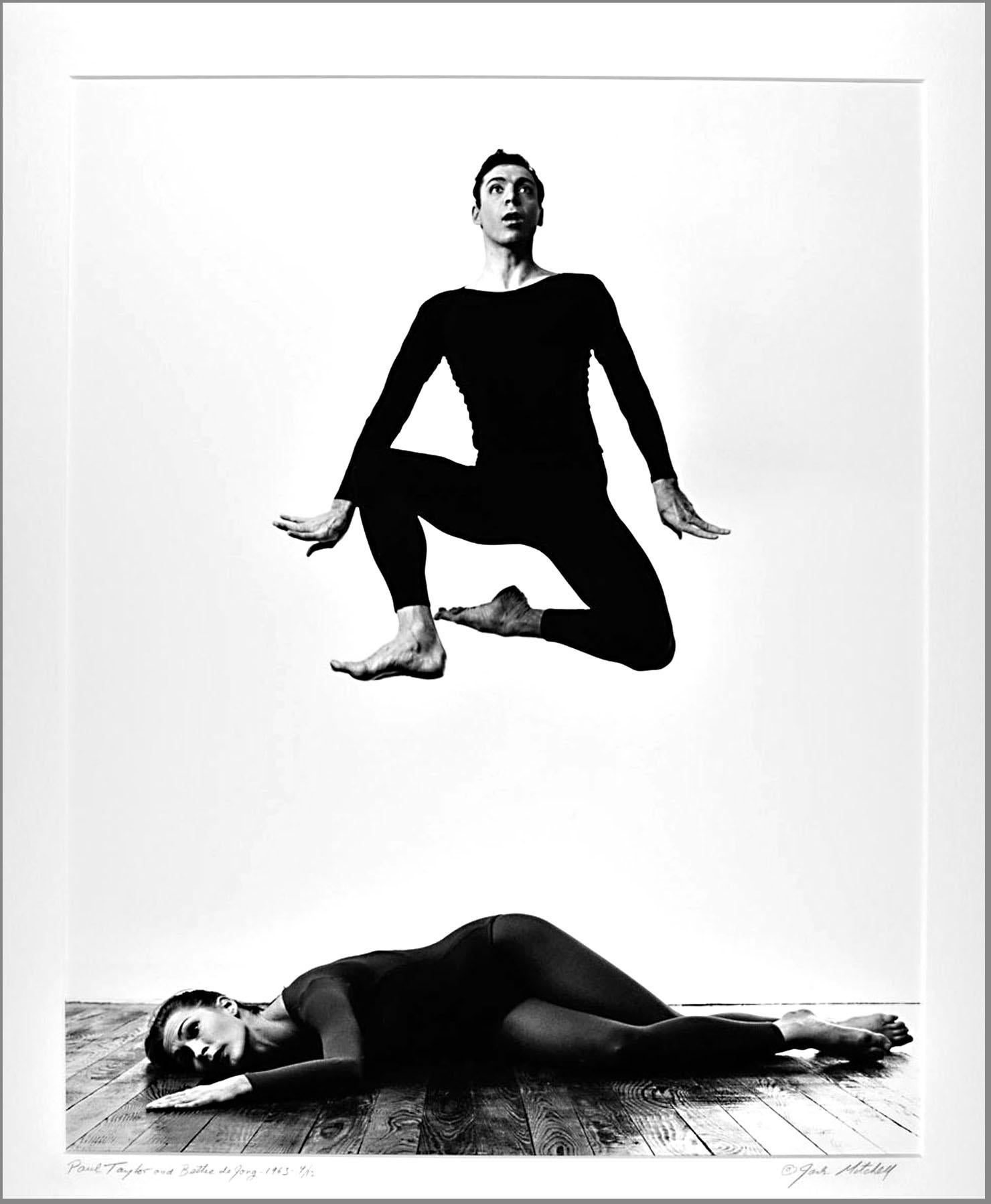 Jack Mitchell Black and White Photograph – Paul Taylor & Bettie de Jong auf dem Bühnenbild „Scudorama“, signierter Ausstellungsdruck