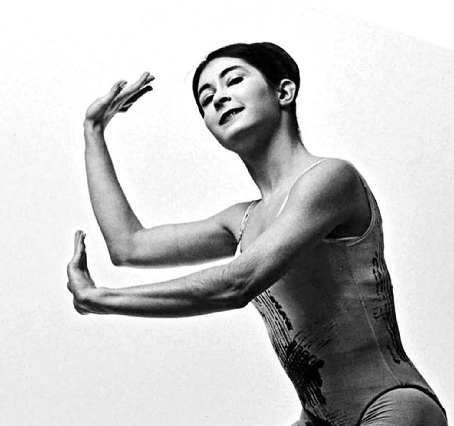 La bailarina de Paul Taylor Twyla Tharp actuando a los 21 años - Photograph de Jack Mitchell