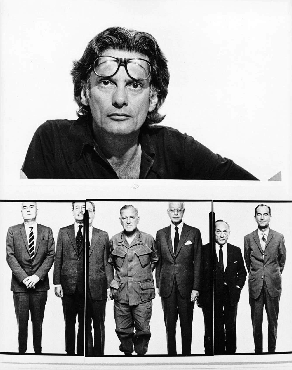 Black and White Photograph de Jack Mitchell - El fotógrafo Richard Avedon planificando su exposición en la Galería Marlborough, 1975.