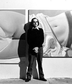 L'artista fotorealista John Kacere durante una mostra delle sue opere