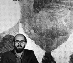 Il pittore fotorealista Chuck Close con la sua opera, firmata da Jack Mitchell