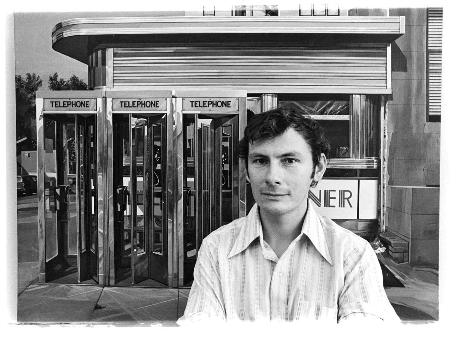 11 x 14" alte Silbergelatinefotografie des fotorealistischen Malers Richard Estes in seinem Atelier im Jahr 1971. Kommt direkt aus dem Jack Mitchell Archiv mit einem Echtheitszertifikat.

 Jack Mitchells (1925-2013) umfangreiches fotografisches