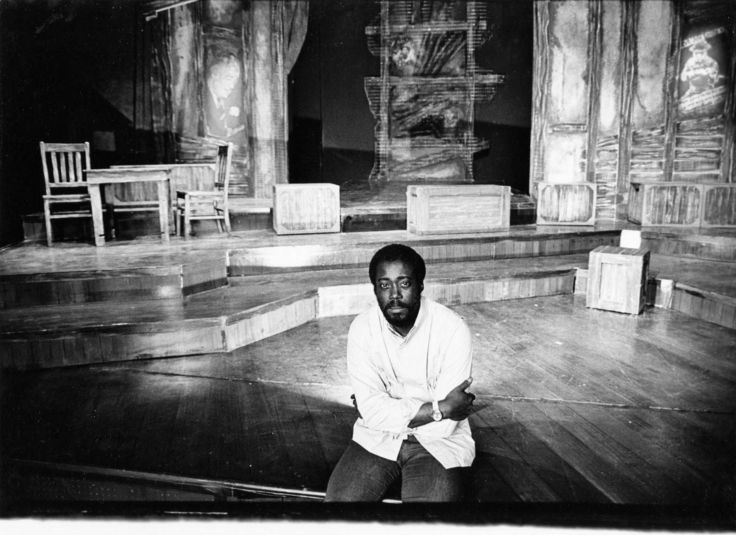 Black and White Photograph Jack Mitchell - Le dramaturge Charles Fuller sur le plateau de son « A Soldier's Story », qui a remporté le prix Pulitzer