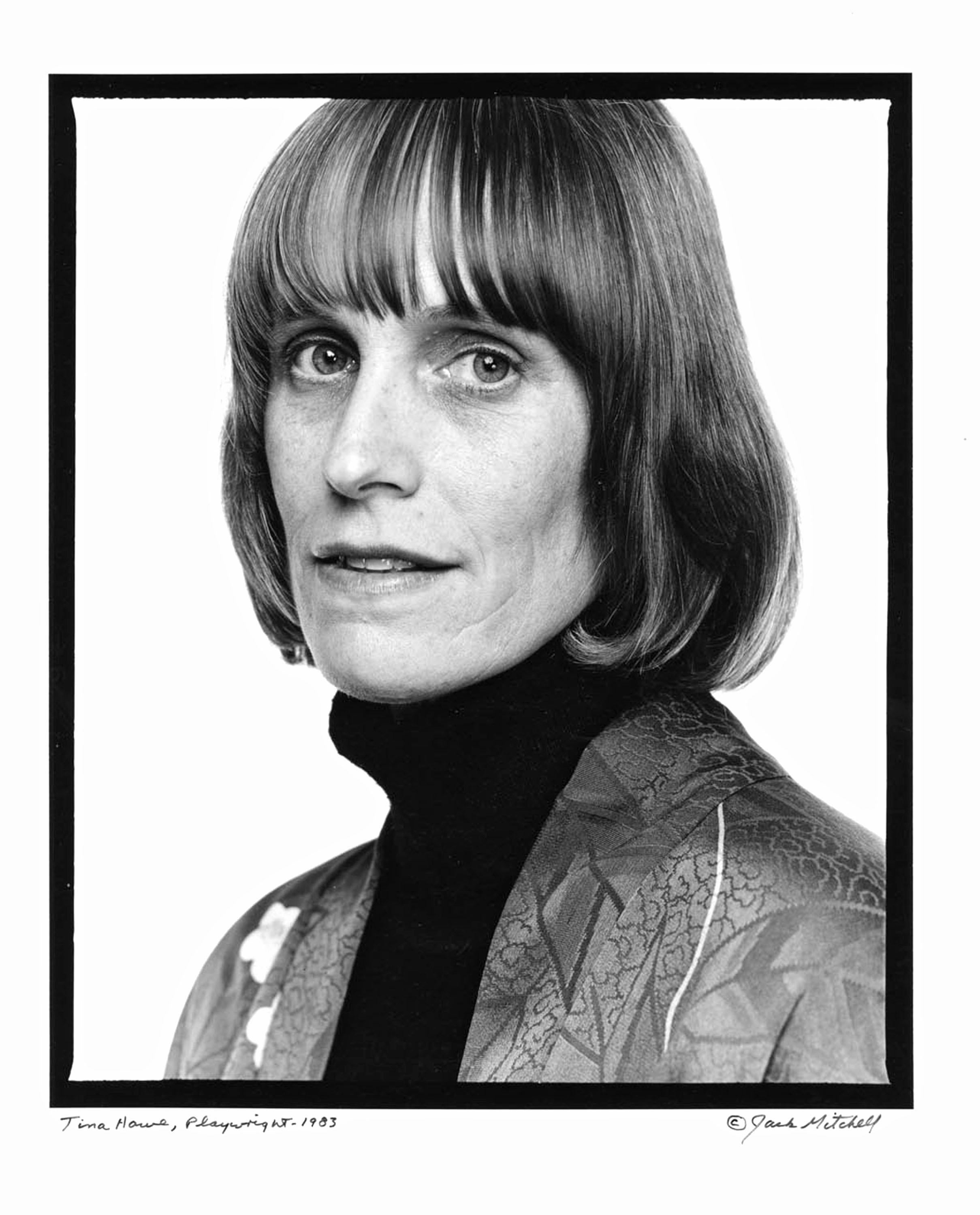 11 x 14" altes Silbergelatine-Foto der Dramatikerin Tina Howe, fotografiert 1983 in NYC. Signiert von Jack Mitchell auf der Vorderseite des Drucks. Kommt direkt aus dem Jack Mitchell Archiv mit einem Echtheitszertifikat.

 Jack Mitchells (1925-2013)