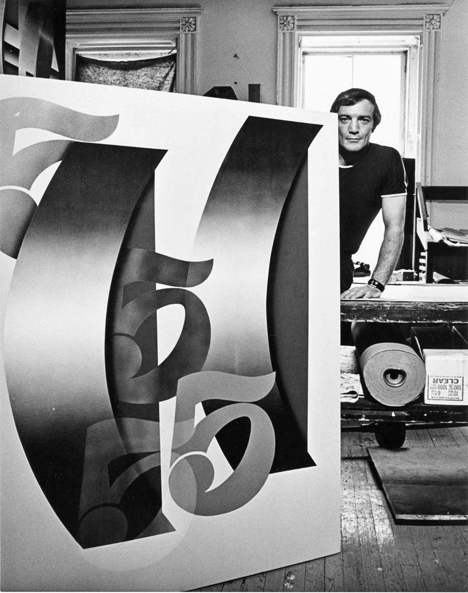 11 x 14" alte Silbergelatinefotografie des Pop-Künstlers Jack Bruca in seinem Atelier in Manhattan mit aktuellen Arbeiten, 1969. Signiert von Jack Mitchell auf der Rückseite des Drucks. Kommt direkt aus dem Jack Mitchell Archiv mit einem