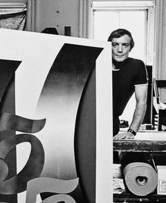 L'artiste pop Jack Brusca dans son studio de New York avec une nouvelle œuvre, signée par Jack Mitchell