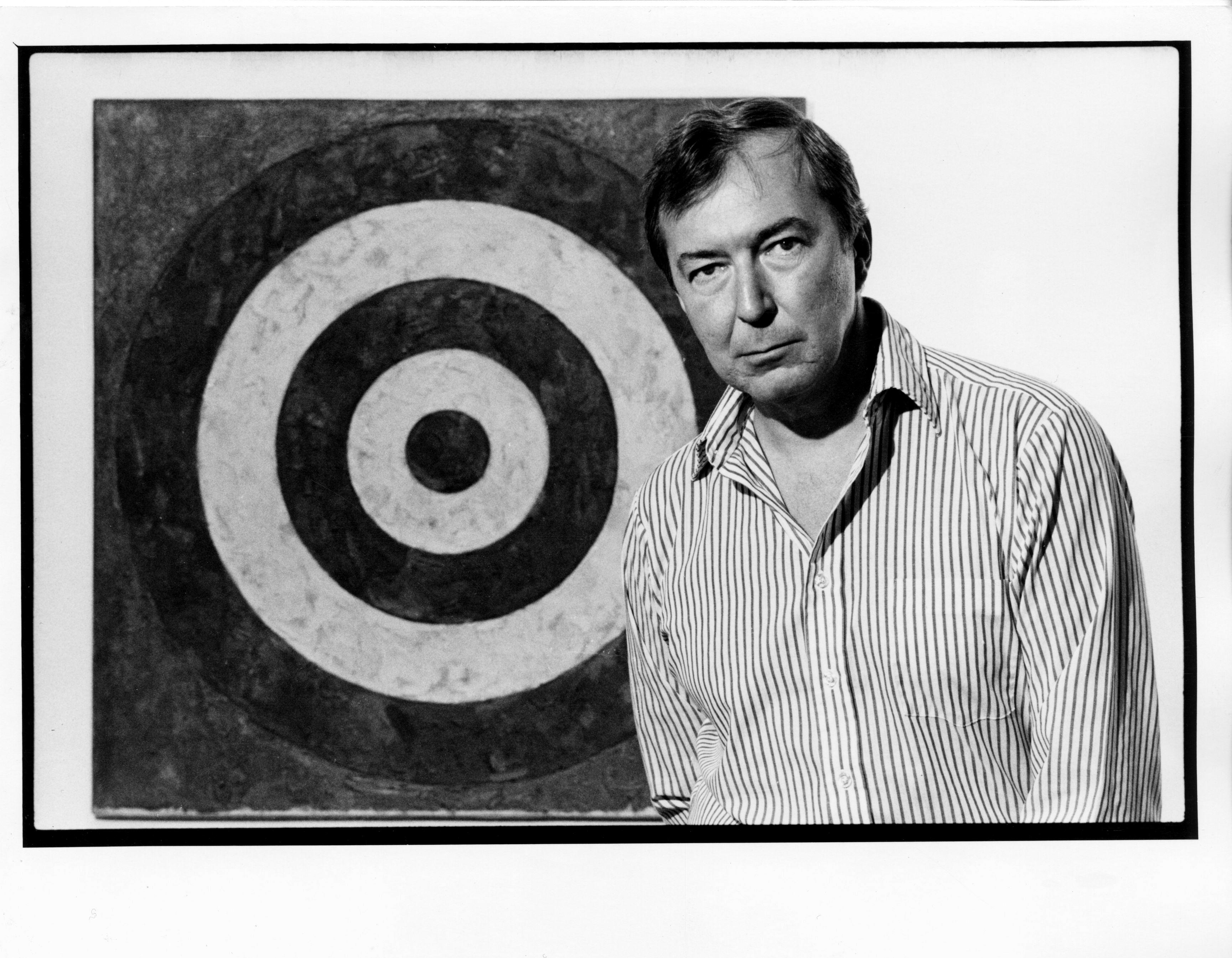 Jack Mitchell Portrait Photograph – Der Pop-Künstler Jasper Johns in der Ausstellung seiner Werke im Whitney Museum