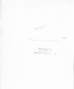 Der Pop-Künstler Tom Wesselmann posiert in seinem Atelier in Manhattan mit neuen Werken