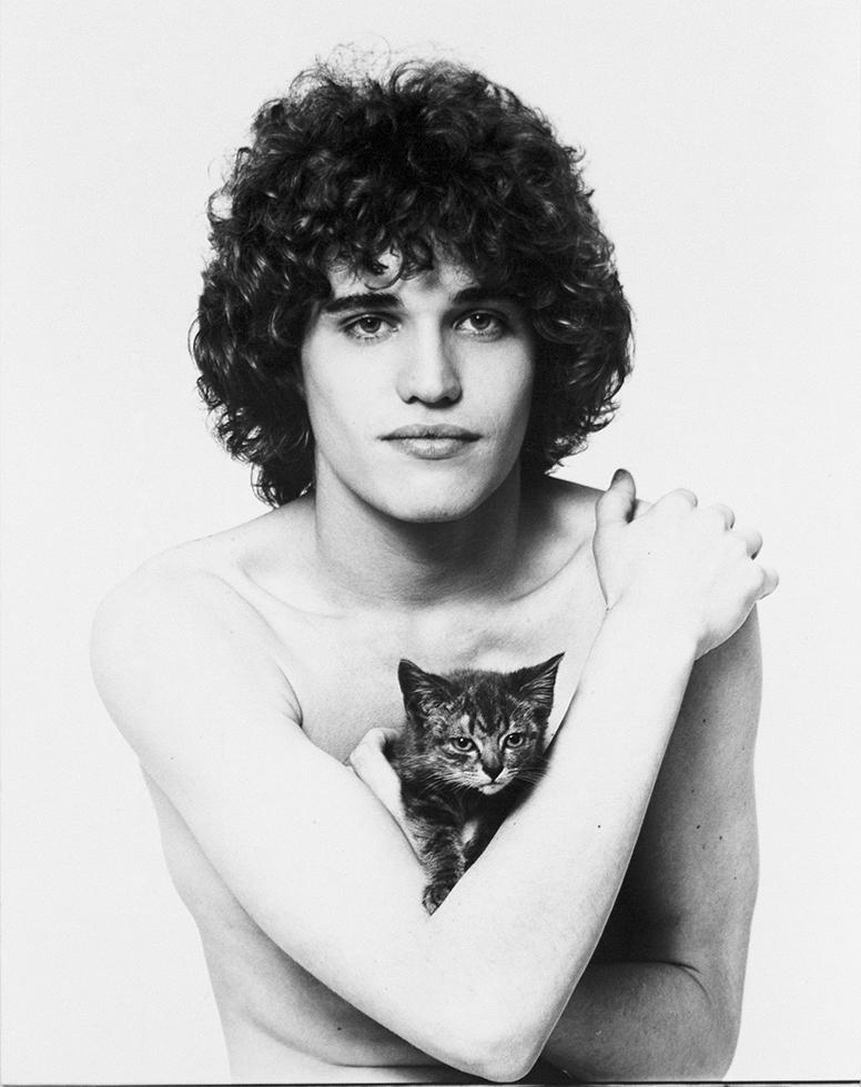 Black and White Photograph de Jack Mitchell - Retrato de Jay y Kitten