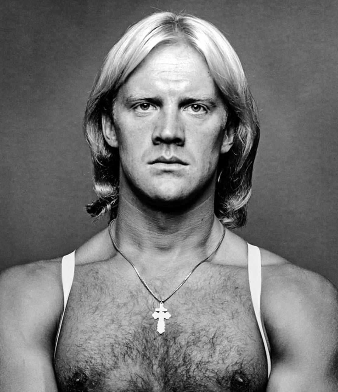 Fotografia vintage alla gelatina d'argento di Alexander Godunov, 1981. Numerato 7/25 e firmato a matita sul retro da Jack Mitchell. Proviene direttamente dagli archivi Jack Mitchell con un certificato di autenticità. 

Jack Mitchell (1925-2013), con