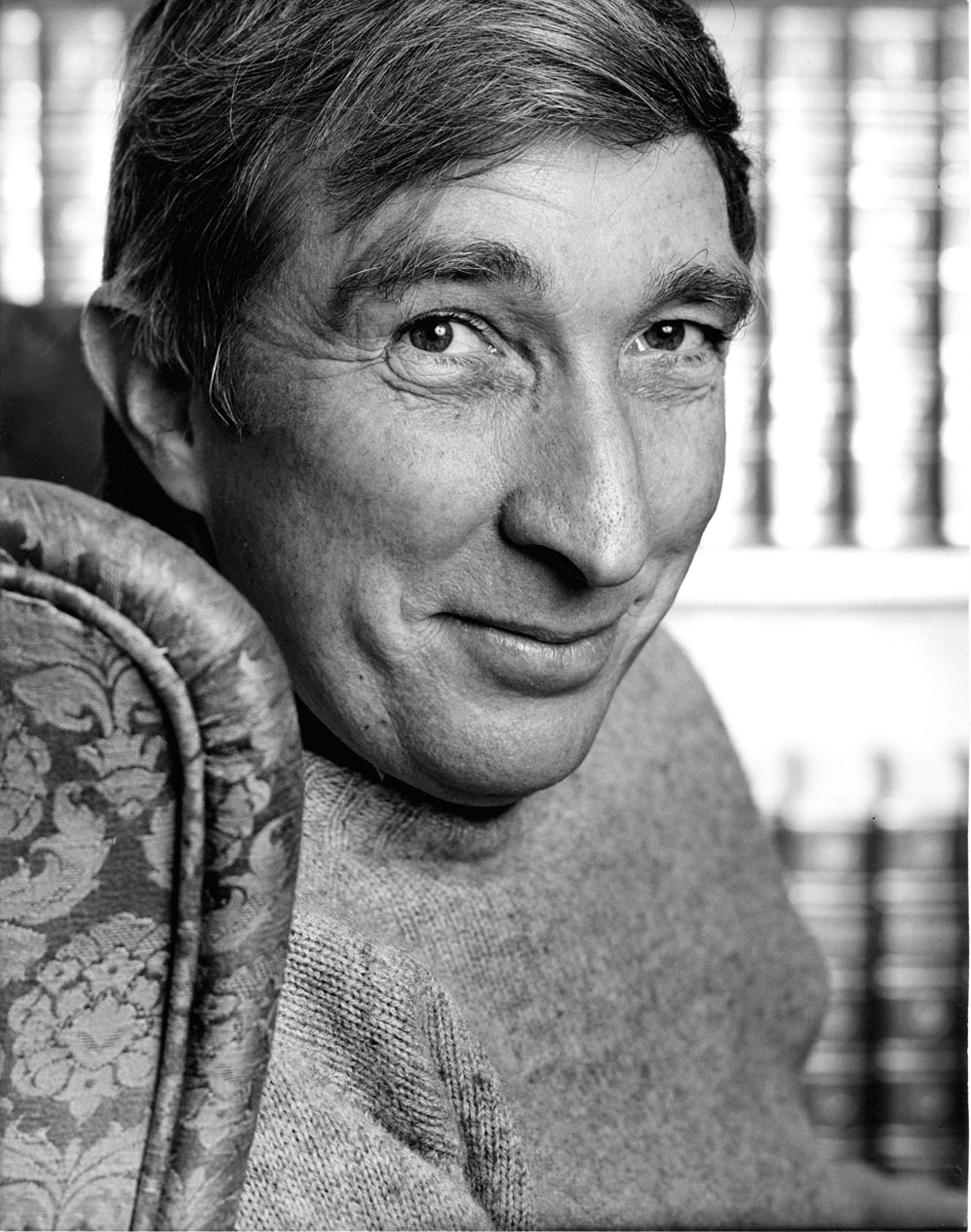 Fotografía vintage de gelatina de plata de 11 x 14 pulgadas del escritor John Updike, uno de los tres únicos escritores que han ganado dos premios Pulitzer, fotografiado en su casa en 1978. Firmado por Jack Mitchell en el reverso de la impresión.